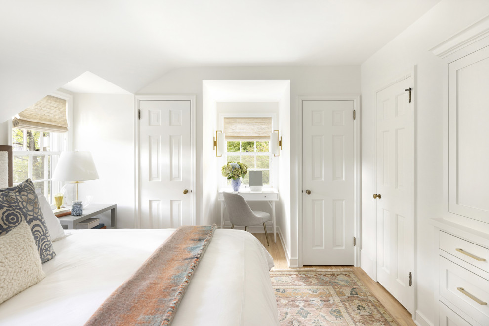 Modelo de dormitorio principal clásico con paredes blancas y suelo de madera clara