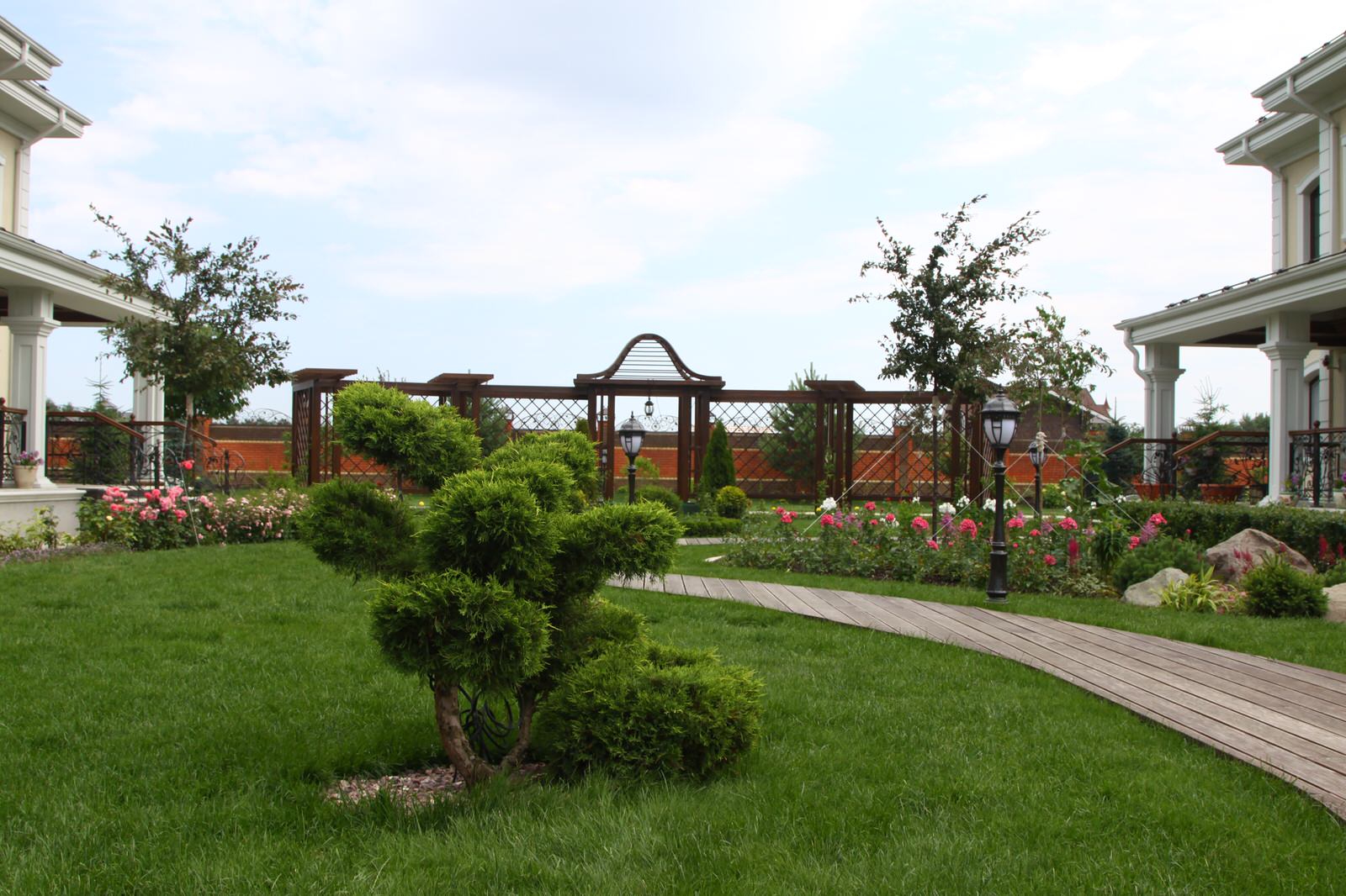 Внутренний дворик в коттеджном поселке "Изумрудный город"