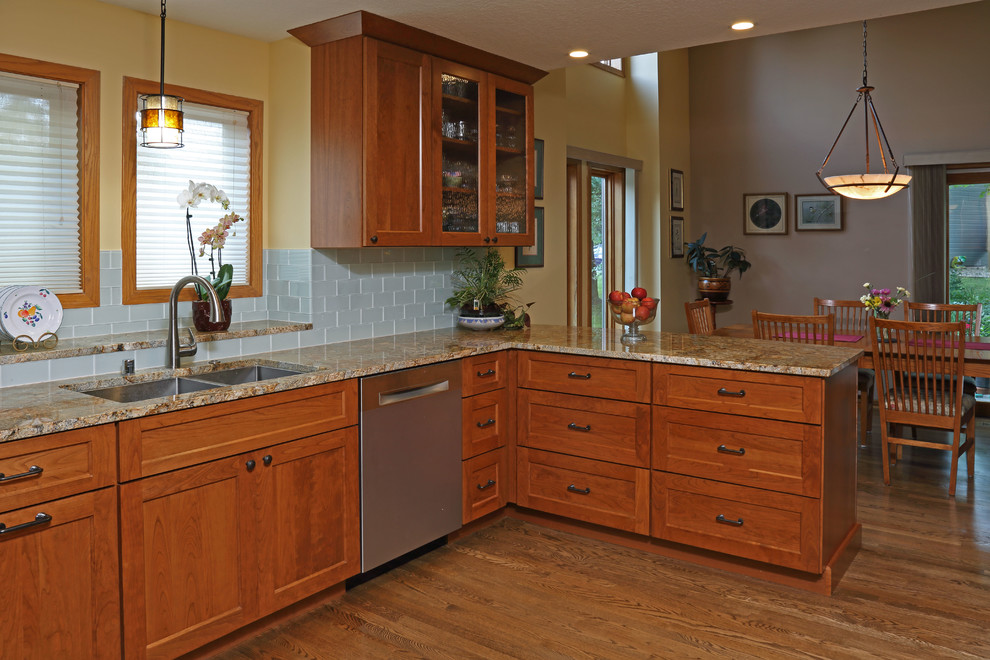 Transitional kitchen photo in Minneapolis