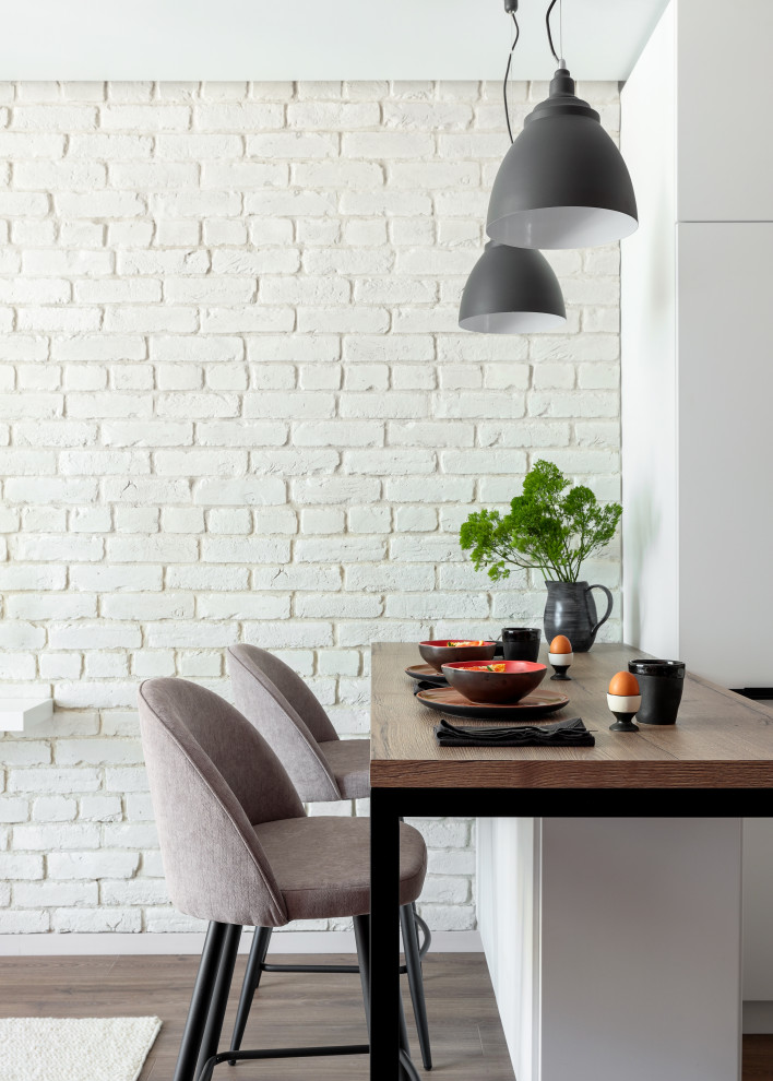 Источник вдохновения для домашнего уюта: объединенная гостиная комната среднего размера в скандинавском стиле с розовыми стенами, паркетным полом среднего тона и коричневым полом
