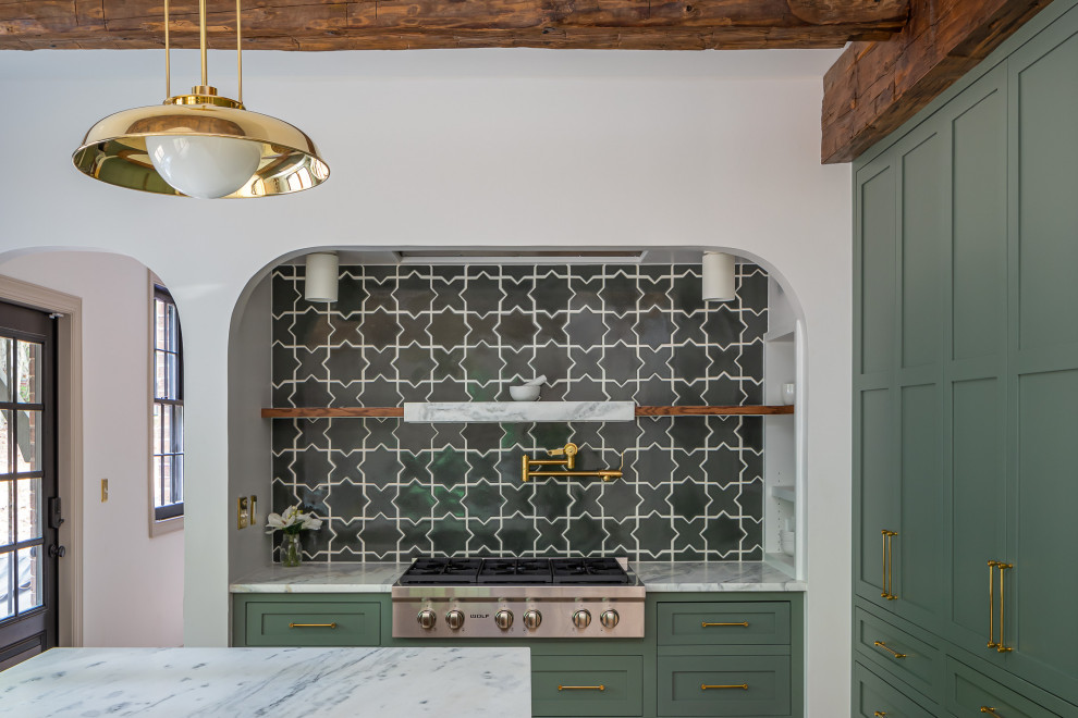 Foto på ett stort vintage vit kök, med en rustik diskho, skåp i shakerstil, gröna skåp, bänkskiva i kvartsit, rostfria vitvaror, mellanmörkt trägolv, en köksö, brunt golv, grönt stänkskydd och stänkskydd i cementkakel