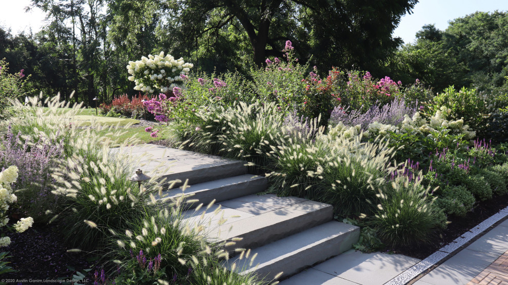 Mittelgroßer Klassischer Garten im Sommer mit direkter Sonneneinstrahlung und Natursteinplatten in New York