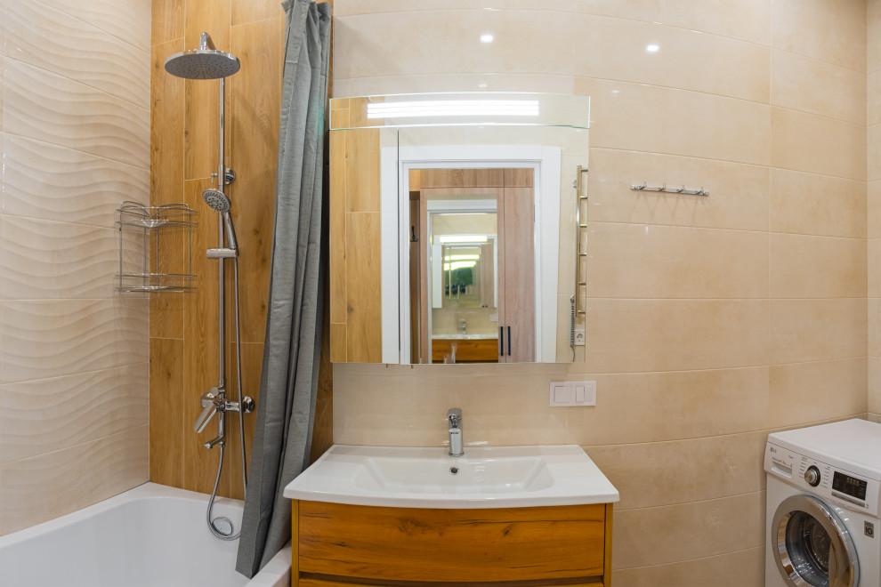 Пример оригинального дизайна: главная ванная комната среднего размера, в белых тонах с отделкой деревом со стиральной машиной в современном стиле с плоскими фасадами, коричневыми фасадами, полновстраиваемой ванной, душем над ванной, инсталляцией, коричневой плиткой, керамической плиткой, коричневыми стенами, полом из керамической плитки, накладной раковиной, столешницей из искусственного камня, коричневым полом, шторкой для ванной, белой столешницей, тумбой под одну раковину и напольной тумбой