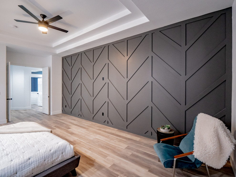 Idée de décoration pour une chambre parentale design avec une cheminée d'angle, un manteau de cheminée en carrelage, un sol marron, un plafond décaissé, du lambris, un mur gris et un sol en vinyl.