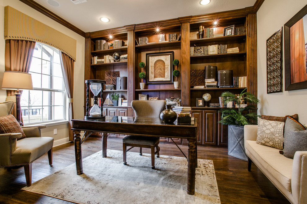 Traditional home office in Dallas.