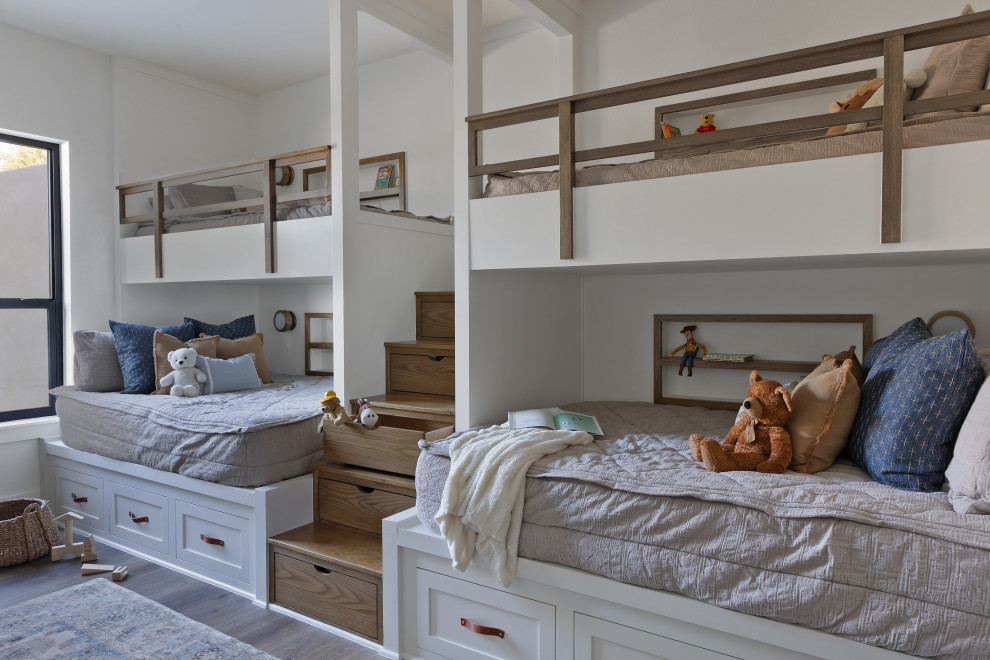 Foto de dormitorio infantil campestre grande con paredes blancas