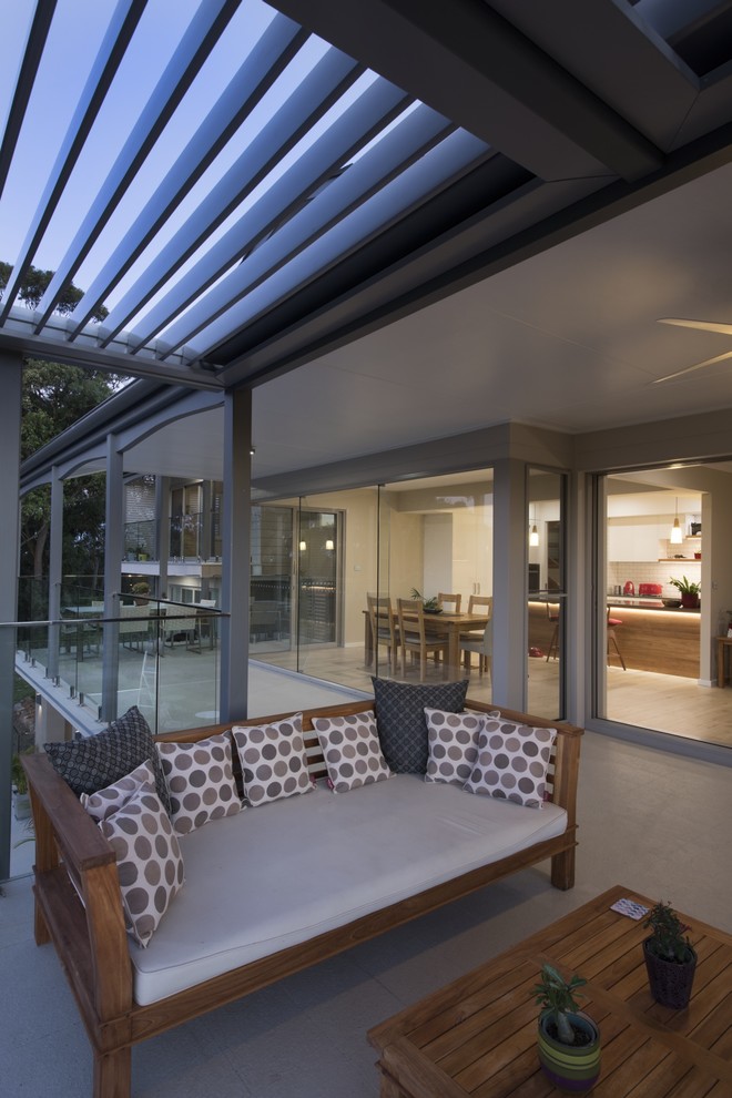 Photo of an expansive contemporary deck in Newcastle - Maitland with a roof extension.