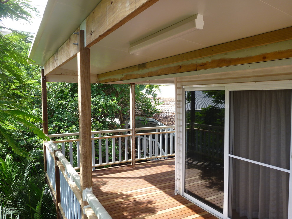 Photo of a small traditional rooftop deck in Brisbane with a roof extension.