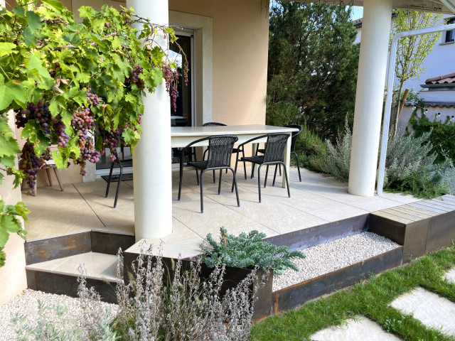 Modernisation d'un jardin &agrave; Beynost mediterranean-courtyard