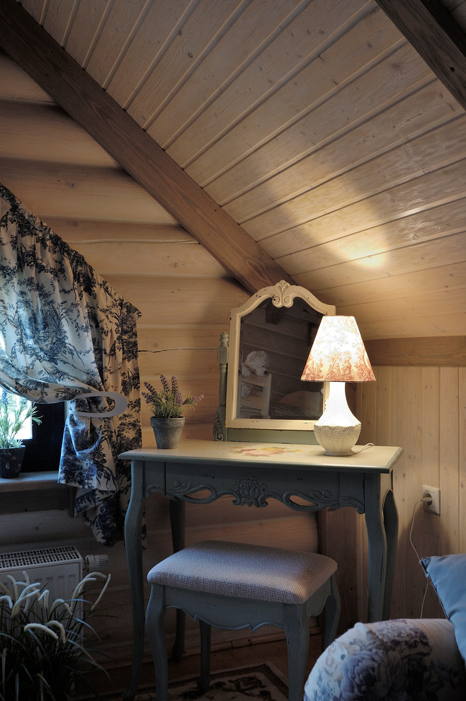 Детская комната на мансарде бревенчатого дома