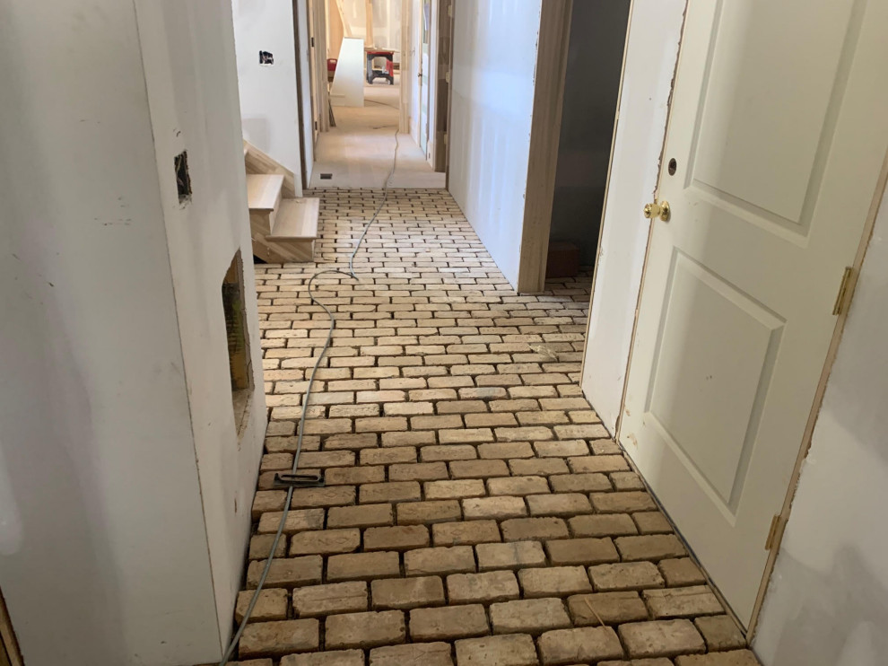 Esempio di un ingresso o corridoio tradizionale con pavimento in mattoni e pavimento beige