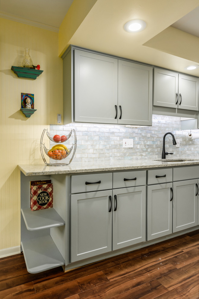 コロンバスにある中くらいなトランジショナルスタイルのおしゃれなキッチン (アンダーカウンターシンク、シェーカースタイル扉のキャビネット、緑のキャビネット、クオーツストーンカウンター、ガラスタイルのキッチンパネル) の写真