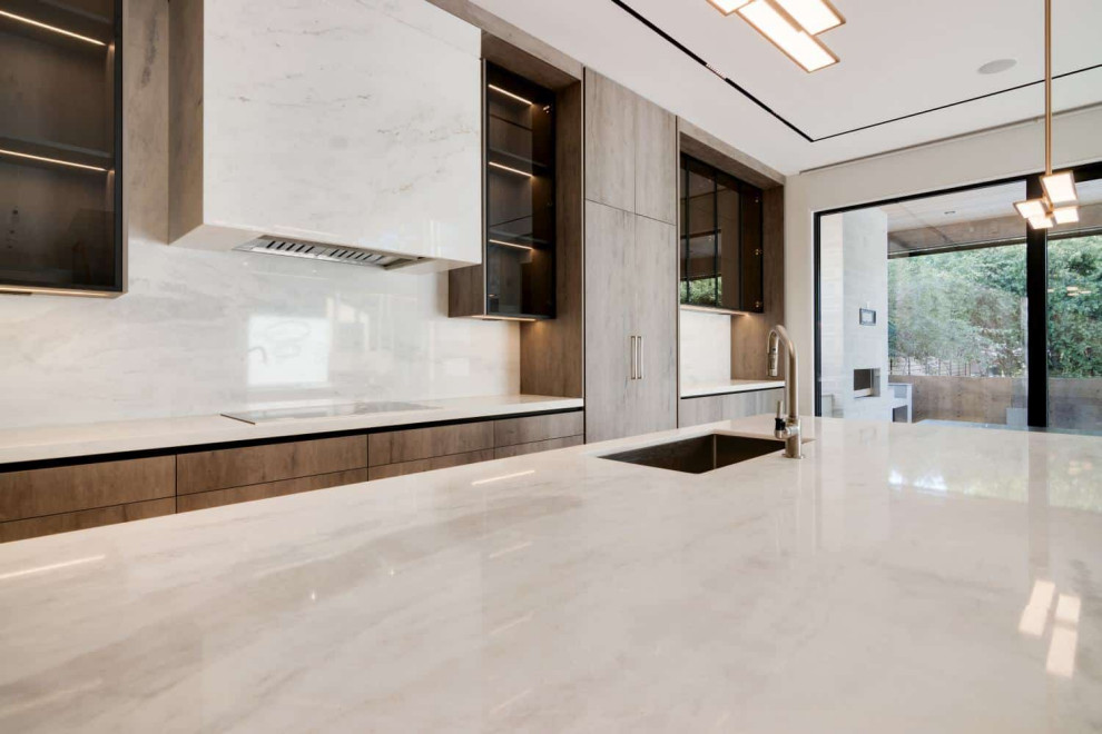 Example of a transitional kitchen design in Toronto