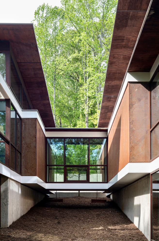 Inspiration pour une façade de maison métallique minimaliste de taille moyenne et de plain-pied avec un toit papillon et un toit blanc.