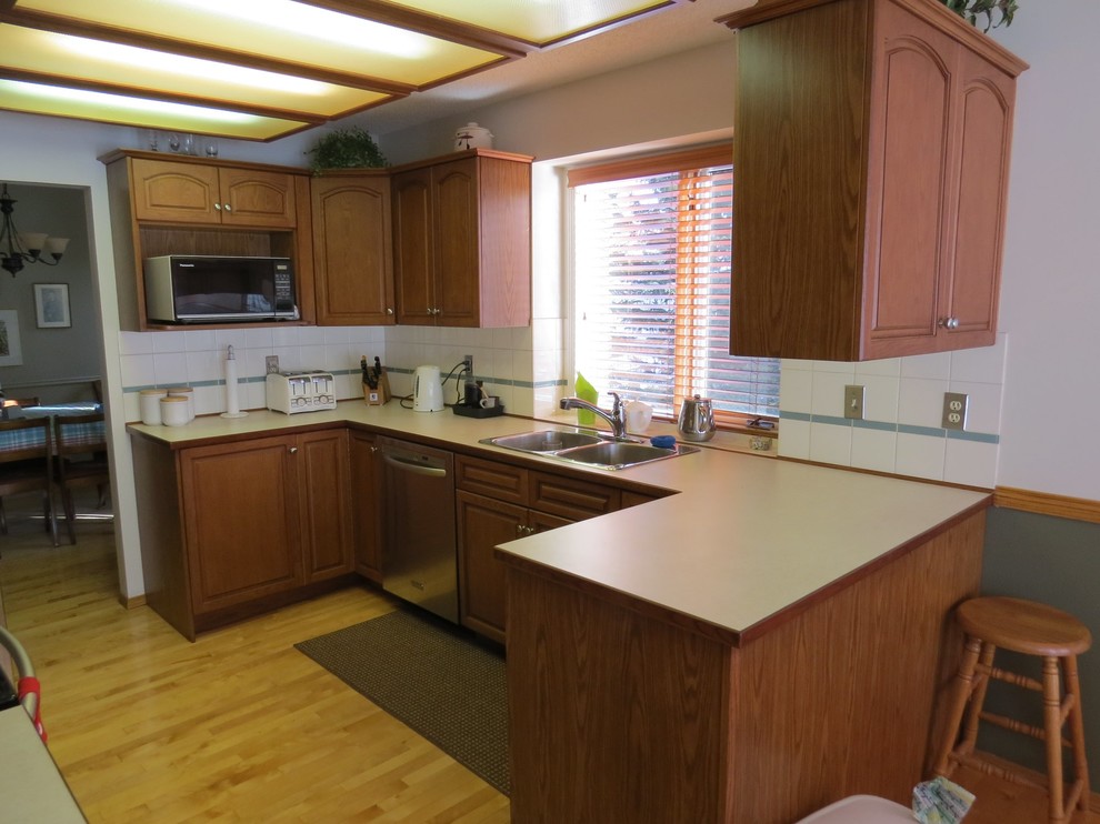 Kitchen - rustic kitchen idea in Calgary