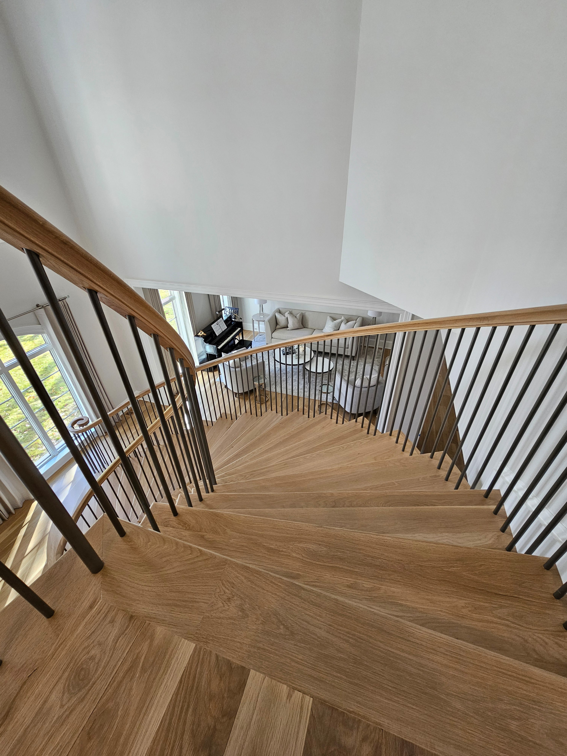 116_Elegant & Eye-catching Curved Staircase, Leesburg VA 20175