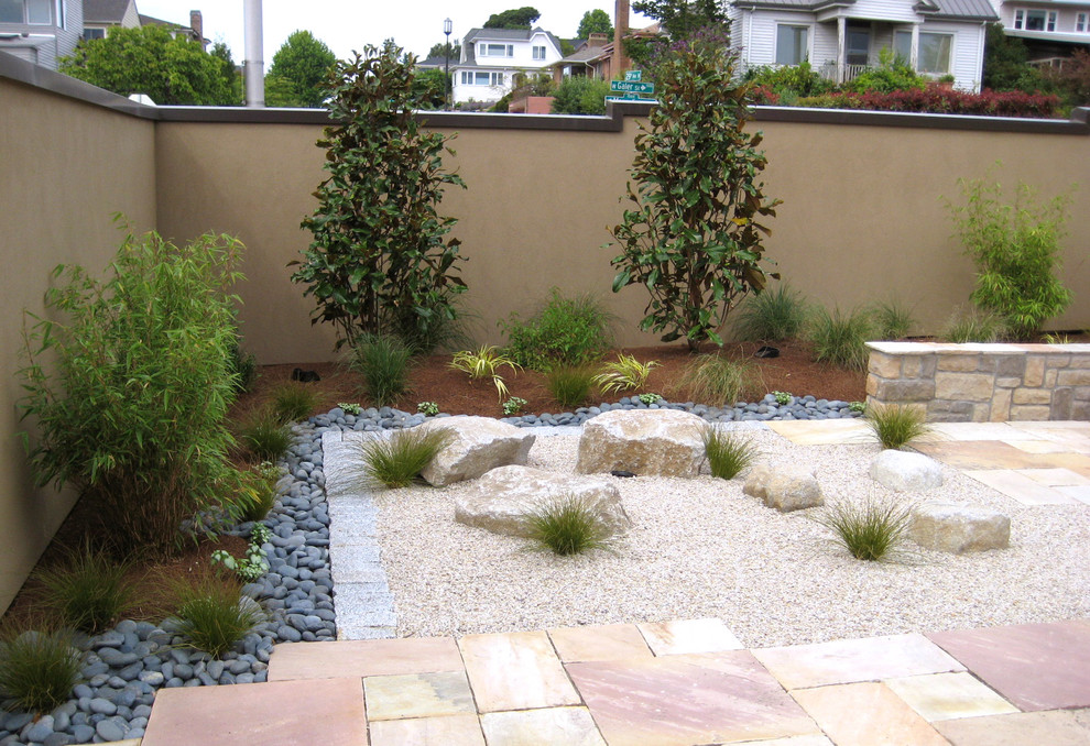 Inspiration for a mid-sized contemporary courtyard full sun garden in Seattle with natural stone pavers.