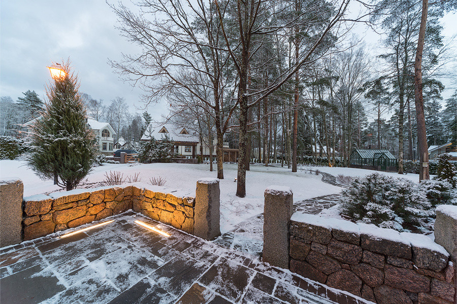 Участок в поселке со старыми кленами и дубами