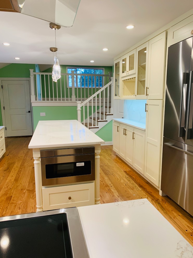 Example of a transitional home design design in Seattle