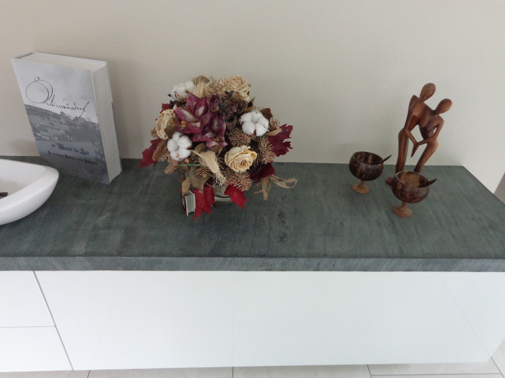 Mittelgroßes, Abgetrenntes Modernes Wohnzimmer ohne Kamin mit freistehendem TV, beiger Wandfarbe, Keramikboden und grauem Boden in Sonstige