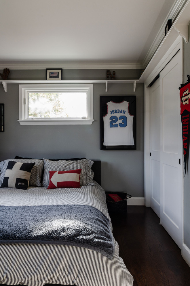 Imagen de dormitorio infantil clásico renovado de tamaño medio con paredes grises y suelo de madera oscura
