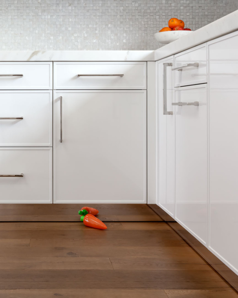 Example of a transitional home design design in Orange County