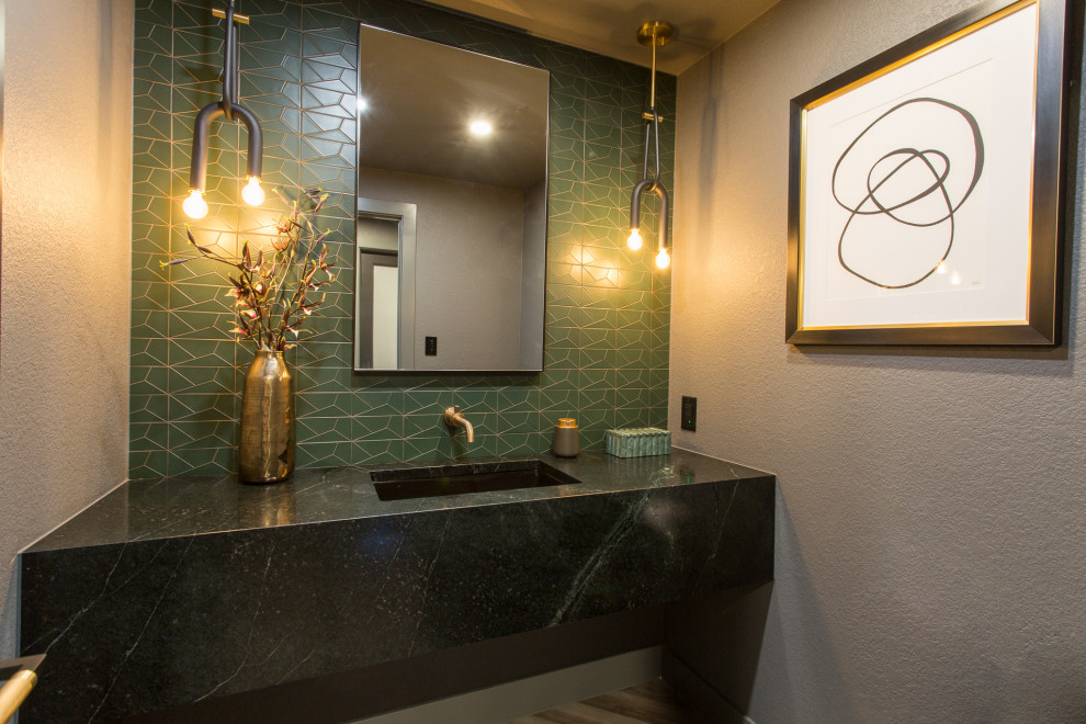 Foto di un ampio bagno di servizio moderno con top in saponaria, mobile bagno sospeso e lavabo sottopiano