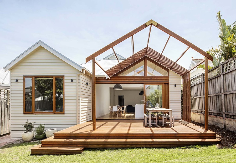 Design ideas for a modern patio in Melbourne.