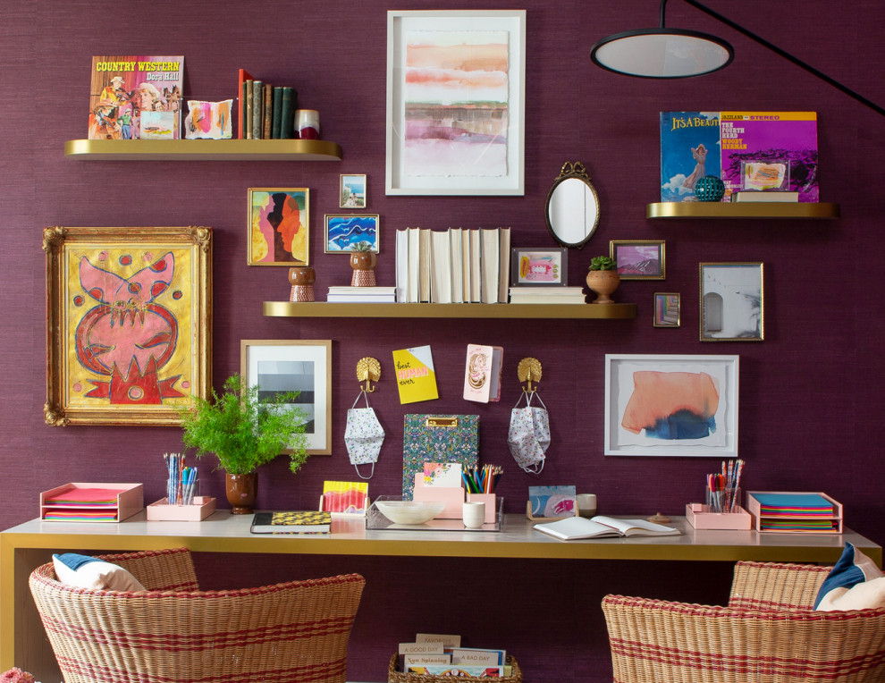 Idéer för mellanstora funkis arbetsrum, med lila väggar och ett fristående skrivbord