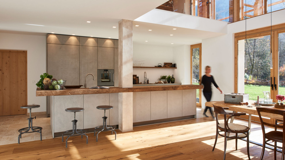 Идея дизайна: кухня в стиле модернизм с плоскими фасадами, искусственно-состаренными фасадами, гранитной столешницей и островом