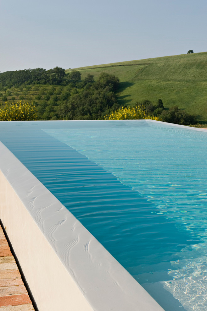 Idée de décoration pour une piscine méditerranéenne.