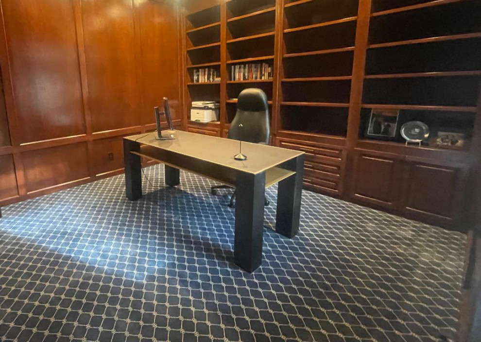 Mittelgroßes Modernes Lesezimmer mit brauner Wandfarbe, Teppichboden, freistehendem Schreibtisch, blauem Boden, Holzdecke und Holzwänden in San Francisco