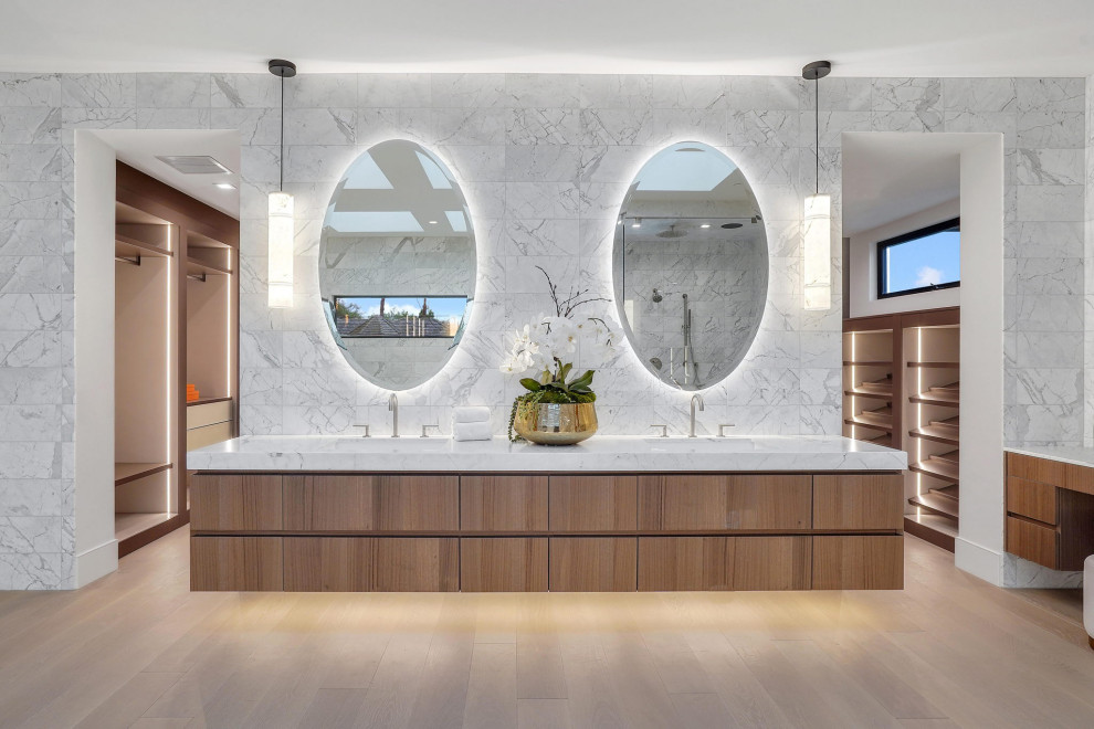 Пример оригинального дизайна: большая главная ванная комната в стиле модернизм с плоскими фасадами, коричневыми фасадами, отдельно стоящей ванной, душем без бортиков, белой плиткой, керамогранитной плиткой, белыми стенами, мраморным полом, врезной раковиной, столешницей из искусственного камня, белым полом, душем с распашными дверями, белой столешницей, тумбой под две раковины, подвесной тумбой, кессонным потолком и сиденьем для душа