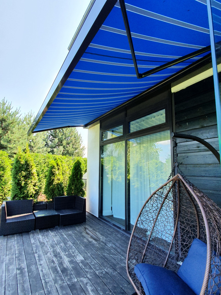 Веранда с безрамным остеклением Weinor и маркиза Markilux