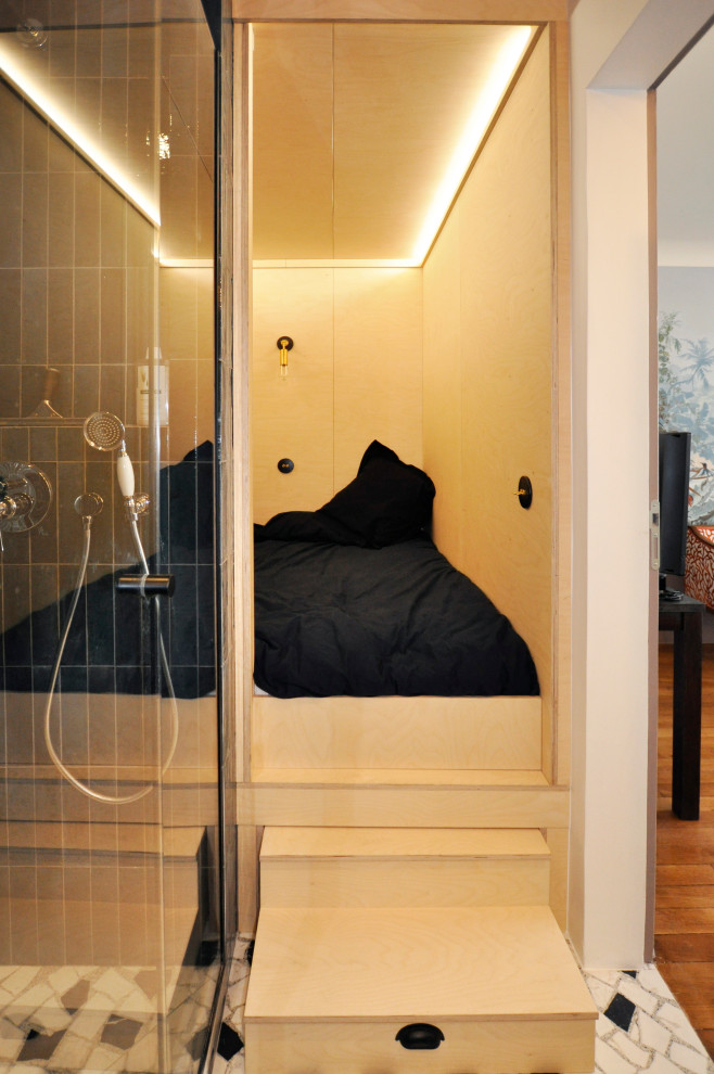 На фото: маленькая хозяйская спальня в стиле неоклассика (современная классика) с бежевыми стенами, светлым паркетным полом, бежевым полом и деревянными стенами для на участке и в саду с
