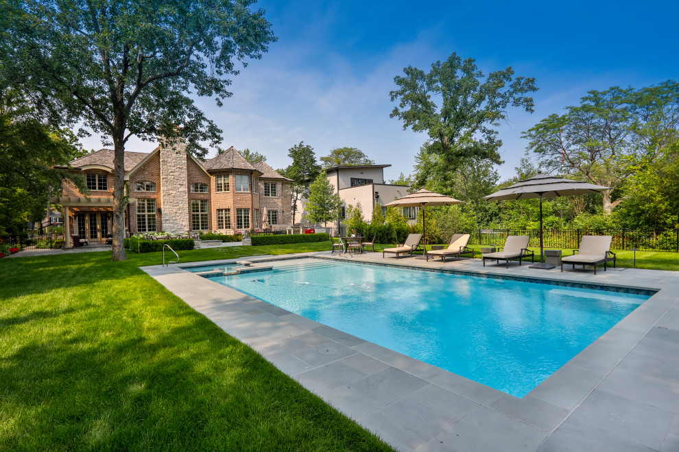 Idee per una piscina monocorsia classica rettangolare di medie dimensioni e dietro casa con pavimentazioni in pietra naturale
