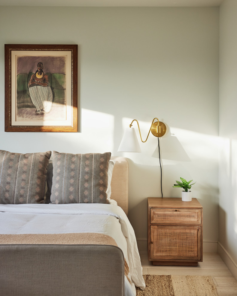 Inspiration for a large midcentury guest bedroom in Los Angeles with white walls, light hardwood floors and beige floor.