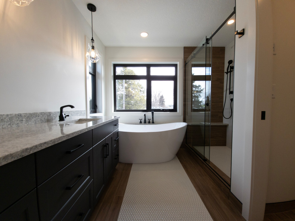 Foto på ett mellanstort skandinaviskt grå en-suite badrum, med luckor med profilerade fronter, svarta skåp, ett fristående badkar, en dubbeldusch, vit kakel, porslinskakel, vita väggar, klinkergolv i porslin, ett undermonterad handfat, bänkskiva i kvarts, vitt golv och dusch med skjutdörr