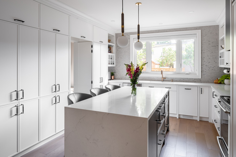 Transitional kitchen photo in Toronto