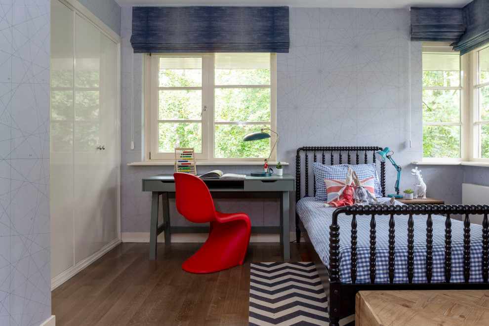Mittelgroßes Klassisches Jungszimmer mit Schlafplatz, blauer Wandfarbe, hellem Holzboden, braunem Boden und Tapetenwänden in Sonstige