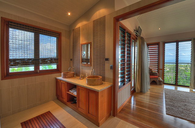 Lugger Bay House resort-bathroom