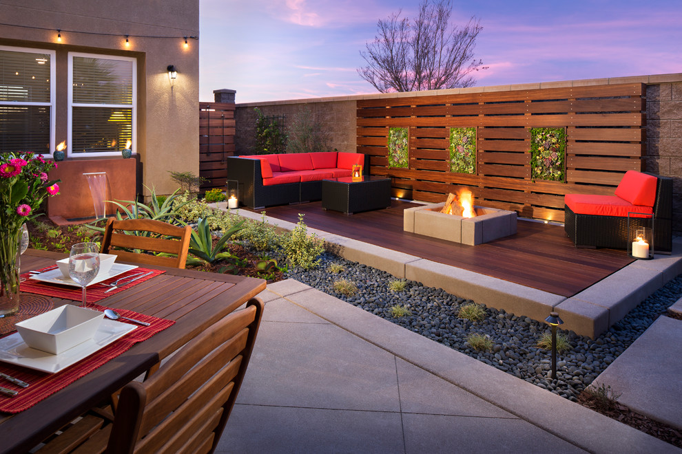 Inspiration pour un petit jardin vertical arrière design au printemps avec une terrasse en bois.