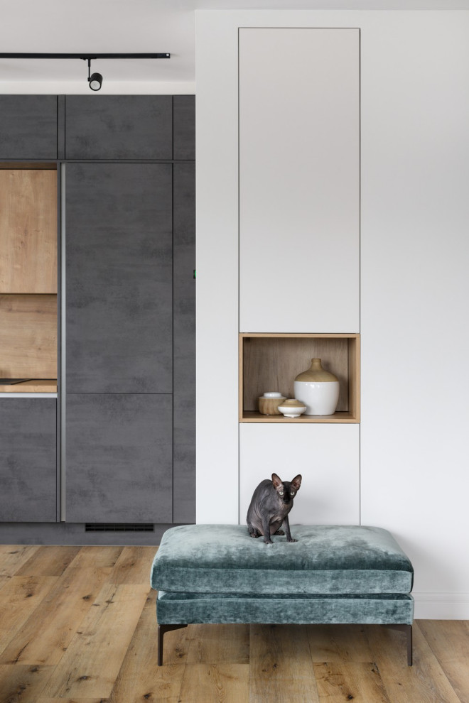 Inspiration for a mid-sized contemporary single-wall eat-in kitchen in Novosibirsk with an undermount sink, flat-panel cabinets, grey cabinets, laminate benchtops, brown splashback, timber splashback, black appliances, vinyl floors, no island, brown floor and brown benchtop.