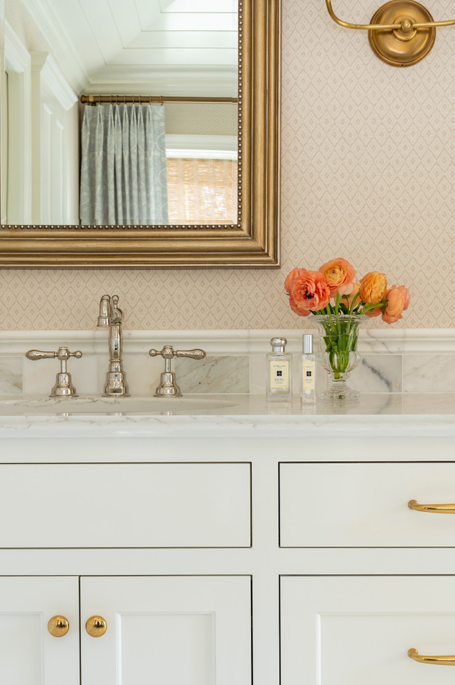 Inspiration för klassiska en-suite badrum, med luckor med infälld panel och vita skåp