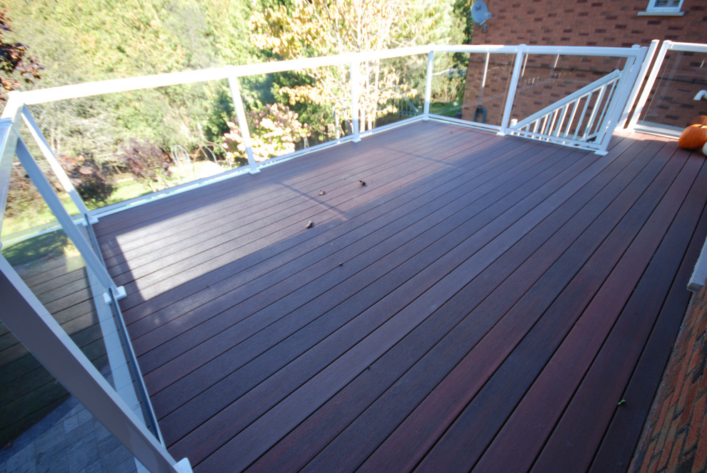 Example of a mid-sized minimalist backyard deck design