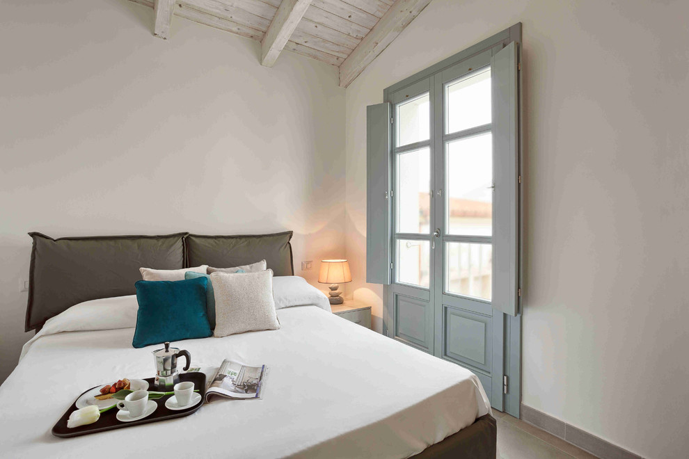 Inspiration for a beach style bedroom in Cagliari.