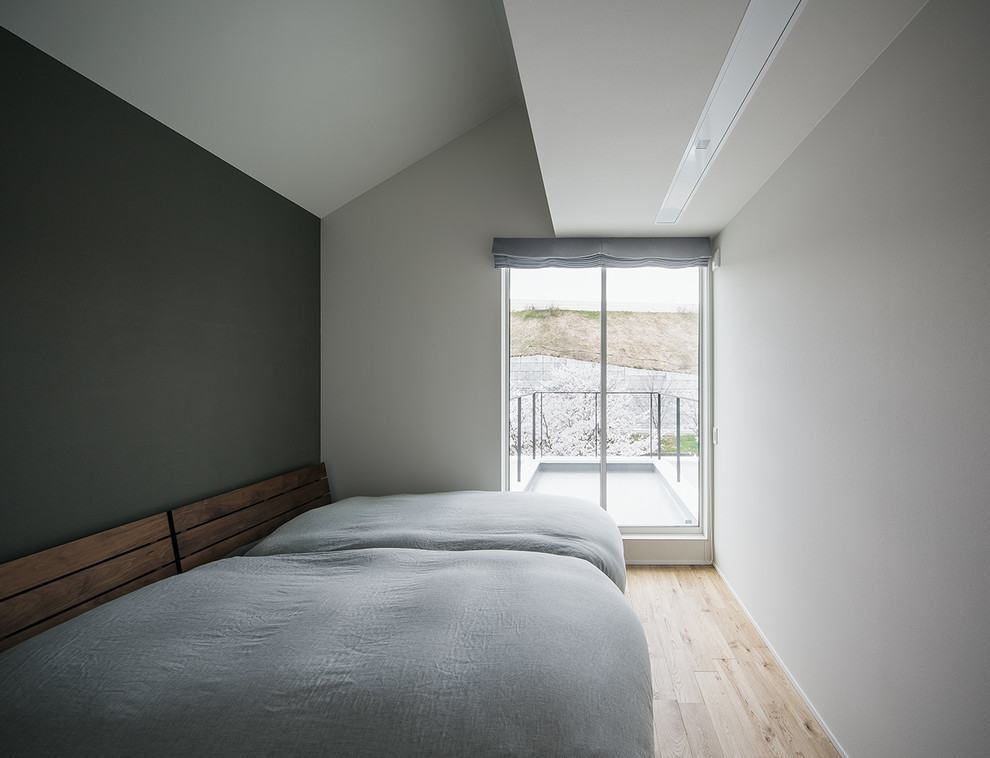 神戸にあるコンテンポラリースタイルのおしゃれな寝室 (マルチカラーの壁、淡色無垢フローリング、茶色い床) のインテリア