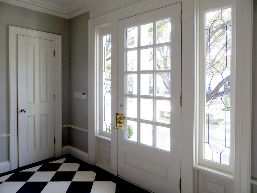 This is an example of a traditional entryway in Dallas.