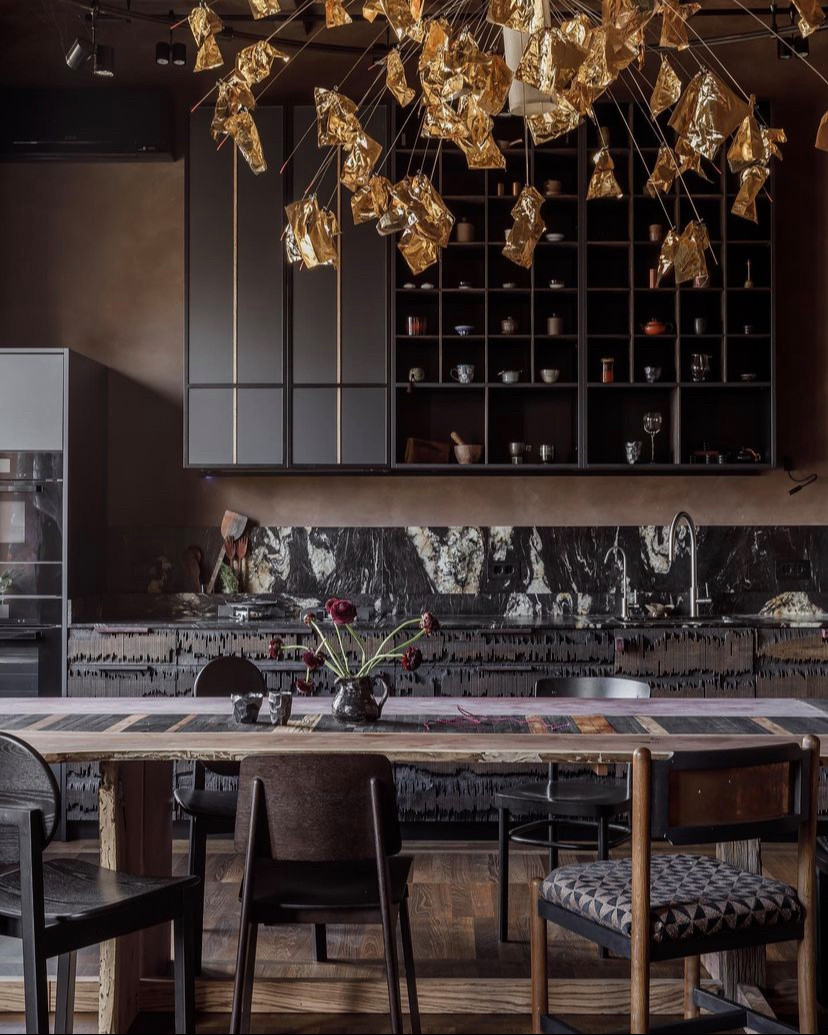 Двери из массива и кухня