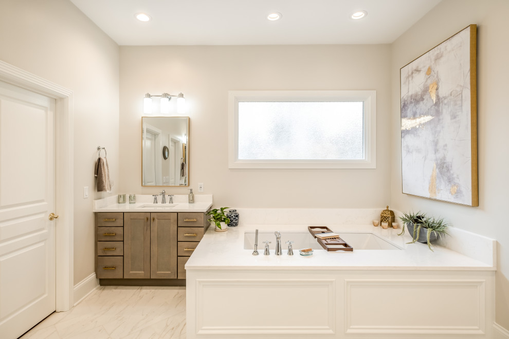 Idéer för att renovera ett stort vintage vit vitt en-suite badrum, med skåp i shakerstil, skåp i mellenmörkt trä, ett undermonterat badkar, en öppen dusch, en bidé, vit kakel, porslinskakel, beige väggar, klinkergolv i keramik, ett undermonterad handfat, bänkskiva i kvarts, vitt golv och med dusch som är öppen